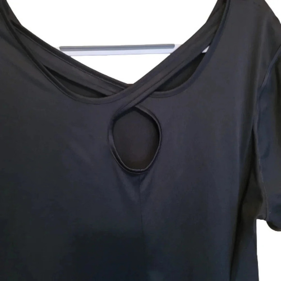 Danskin Now Black t-shirt with circle back - Picture 3 of 4